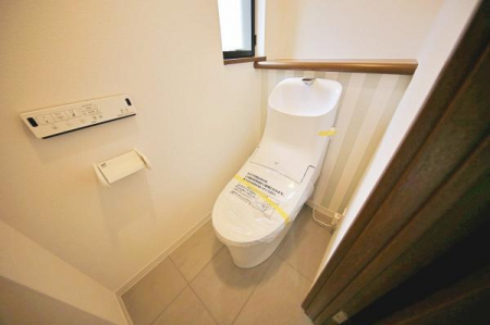 トイレ　■汚れを拭きやすいフロア＆壁紙　いつも清潔な快適トイレをキープ！