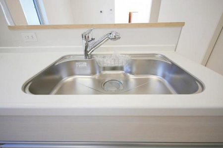 キッチン　洗い物しながらリビングが確認できる対面式システムキッチン。