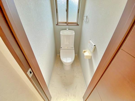 トイレ　シンプルで清潔感のあるトイレ。窓もついていて明るく換気もしっかりとできます。