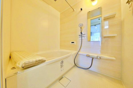 浴室　バスルームは一日の疲れを癒すくつろぎの場所。清潔感のある浴室は、心身ともに癒される特別な空間。
一日の終わりに贅沢なバスタイムを。窓もついてしっかりと換気できます。