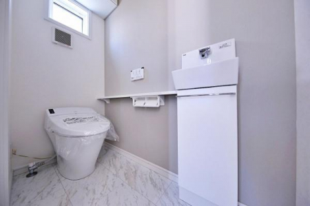 トイレ　トイレはINAXのベーシアハーモ。白を基調とした清潔感のあるトイレ。ウォシュレットのノズルも取り外しでき、日々のお掃除もラクラク♪
