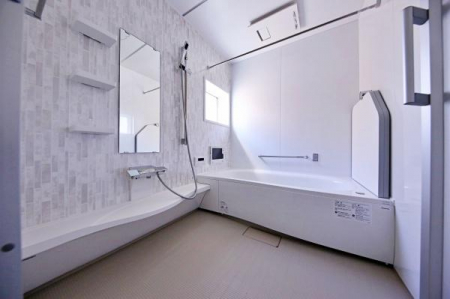 浴室　洗い場が広い1.25坪サイズの広々浴室。
保温浴槽をはじめ、エステケアシャワー・12インチ浴室ＴＶ・フラットラインＬＥＤ照明が標準装備。
