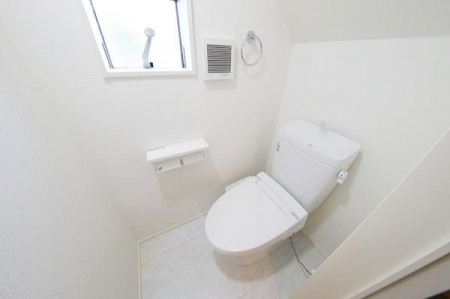 トイレ　トイレにも窓があり、明るさやフレッシュな空気を取り込んでくれます。いつでも清潔に保ちたい空間だから、通気性の良いトイレは必須です。