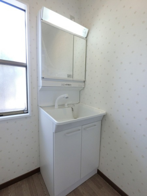 洗面台・洗面所　シンプルな造作の洗面台ですっきりとした脱衣室になっています。窓があるので明るく、換気も良好です。