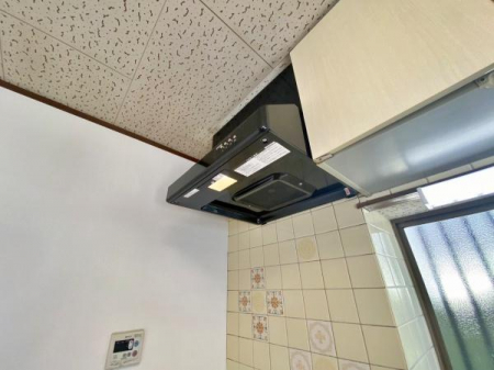 キッチン　大きな換気扇付きです。