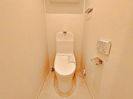 トイレ　シンプルで落ち着きのあるトイレ。