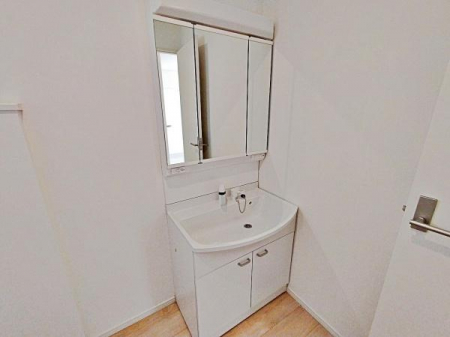 洗面台・洗面所　収納力のある三面鏡の洗面台。小物が増える水回りをすっきりさせます。白色ベースで清潔感もあります。