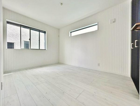 洋室　シンプルな白い壁に大きな窓が付いていて、おしゃれなお部屋へとアレンジできます。