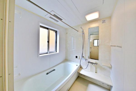 浴室　窓のある開放的なバスルームは一日の疲れを癒すくつろぎの場所。
一日の終わりに贅沢なバスタイムを。浴室乾燥機付きです。