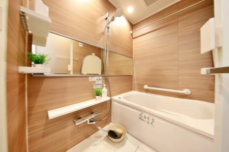 浴室　バスルームは一日の疲れを癒すくつろぎの場所。清潔感のある浴室は、心身ともに癒される特別な空間。
一日の終わりに贅沢なバスタイムを。