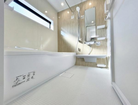 浴室　清潔感のある浴室は、心身ともに癒される特別な空間。もちろん、浴室乾燥機付きです！