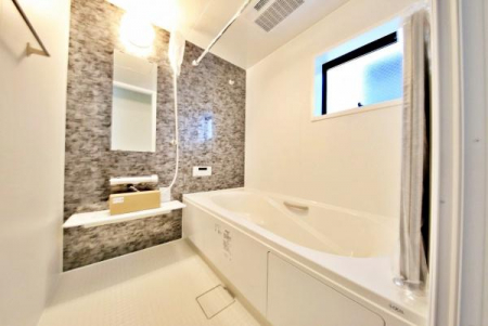 浴室　バスルームは一日の疲れを癒すくつろぎの場所。清潔感のある浴室は、心身ともに癒される特別な空間。
一日の終わりに贅沢なバスタイムを。