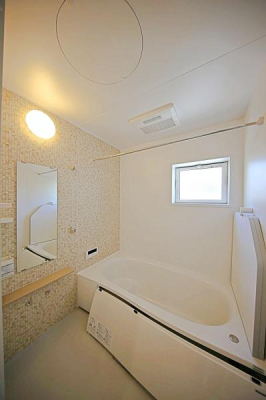 浴室　【バスルーム】白を基調として清潔感があります♪