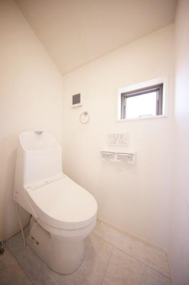 トイレ　3Fトイレ。白ベースのシンプルな空間です。