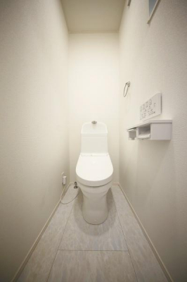 トイレ　2Fトイレ。白ベースのシンプルな空間です。