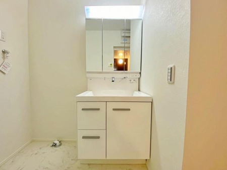 洗面台・洗面所　収納力のある三面鏡の洗面台。小物が増える水回りをすっきりさせます。もちろん洗濯機を置くスペースも。