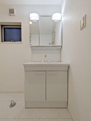 洗面台・洗面所　収納力のある三面鏡の洗面台。小物が増える水回りをすっきりさせます。
