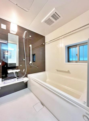 浴室　バスルームは一日の疲れを癒すくつろぎの場所。
清潔感のある浴室は、心身ともに癒される特別な空間。
一日の終わりに贅沢なバスタイムを。