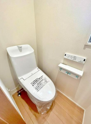 トイレ　シンプルで落ち着きのあるトイレ。