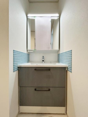 洗面台・洗面所　収納力のある三面鏡の洗面台。小物が増える水回りをすっきりさせます。
