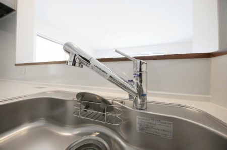 キッチン　ビルトイン浄水器付きです。浄水されたきれいな水なので安心してご利用できます。