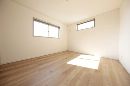 洋室　二面採光でシンプルな作りのお部屋です。