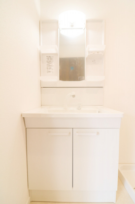 洗面台・洗面所　シンプルな洗面台ですっきりとした洗面台です。洗濯機置場もあります。