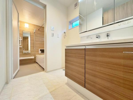 _ސ쌧sq̐VzˌĂ̐ʑEʏ