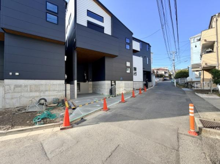 �_�ސ쌧���l�s�˒ˋ�����̐V�z��ˌ��Ă̑O�ʓ��H�܂ތ��n�ʐ^