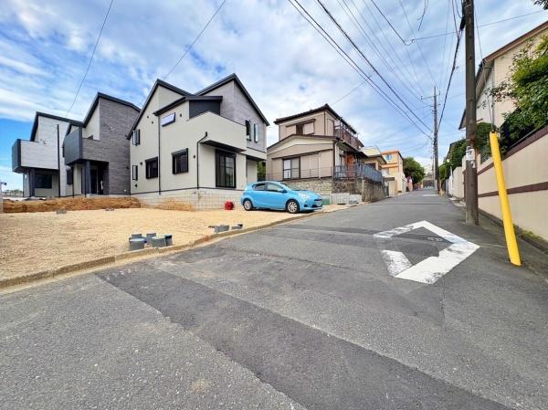 �_�ސ쌧���l�s�`�������R1���ڂ̐V�z��ˌ��Ă̑O�ʓ��H�܂ތ��n�ʐ^