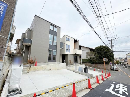 �_�ސ쌧���l�s�����x����1���ڂ̐V�z��ˌ��Ă̑O�ʓ��H�܂ތ��n�ʐ^