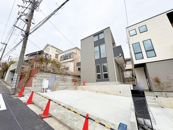 �_�ސ쌧���l�s�����x����1���ڂ̐V�z��ˌ��Ă̑O�ʓ��H�܂ތ��n�ʐ^