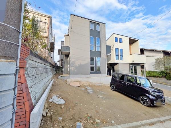 �_�ސ쌧���l�s�����x����1���ڂ̐V�z��ˌ��Ă̑O�ʓ��H�܂ތ��n�ʐ^