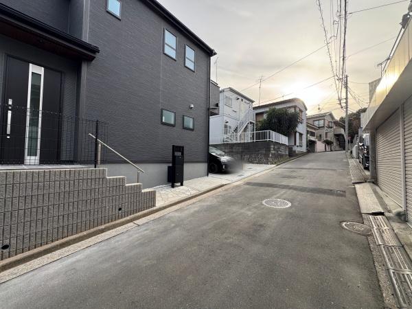 �_�ސ쌧���l�s���ʏ�6���ڂ̐V�z��ˌ��Ă̑O�ʓ��H�܂ތ��n�ʐ^