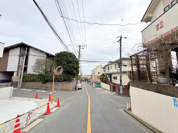 �_�ސ쌧���l�s�����x����1���ڂ̐V�z��ˌ��Ă̑O�ʓ��H�܂ތ��n�ʐ^