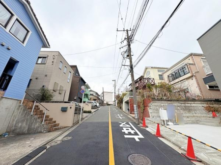 �_�ސ쌧���l�s�����x����1���ڂ̐V�z��ˌ��Ă̑O�ʓ��H�܂ތ��n�ʐ^