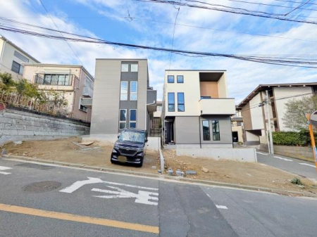 �_�ސ쌧���l�s�����x����1���ڂ̐V�z��ˌ��Ă̑O�ʓ��H�܂ތ��n�ʐ^