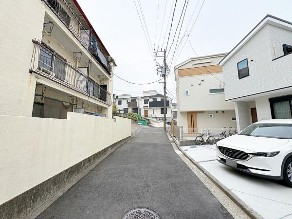 �_�ސ쌧���l�s�������򒬂̐V�z��ˌ��Ă̑O�ʓ��H�܂ތ��n�ʐ^