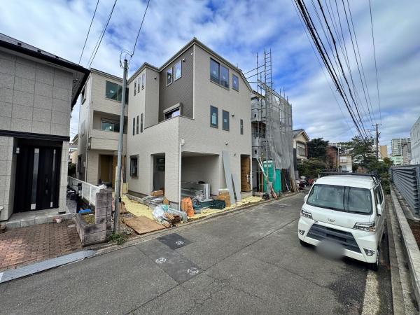 �_�ސ쌧���l�s�h��j���̐V�z��ˌ��Ă̑O�ʓ��H�܂ތ��n�ʐ^