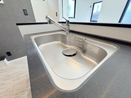 �_�ސ쌧������s������̐V�z��ˌ��Ă̑O�ʓ��H�܂ތ��n�ʐ^