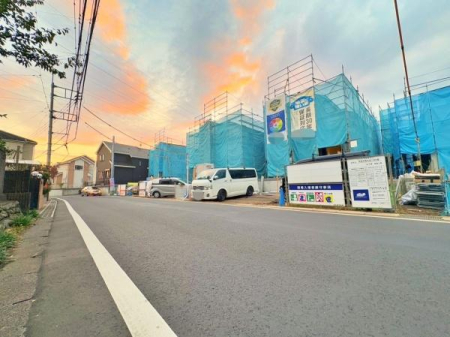 scsJ1ڂ̐VzˌĂ̑OʓH܂ތnʐ^