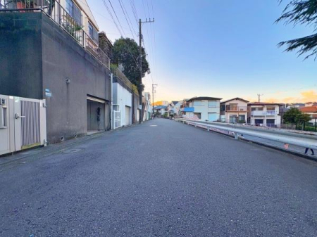 �_�ސ쌧���l�s�`���`��3���ڂ̒��È�ˌ��Ă̑O�ʓ��H�܂ތ��n�ʐ^