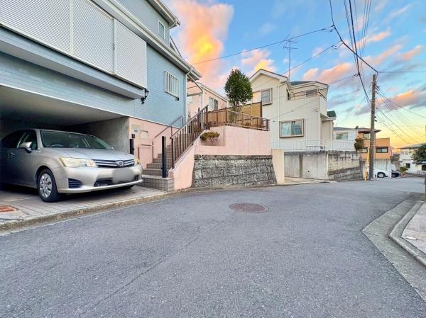 �_�ސ쌧���l�s��攒�S��3���ڂ̒��È�ˌ��Ă̑O�ʓ��H�܂ތ��n�ʐ^