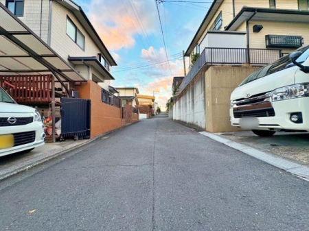 �_�ސ쌧���l�s��攒�S��3���ڂ̒��È�ˌ��Ă̑O�ʓ��H�܂ތ��n�ʐ^