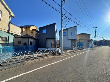 �_�ސ쌧�����s���1���ڂ̐V�z��ˌ��Ă̑O�ʓ��H�܂ތ��n�ʐ^