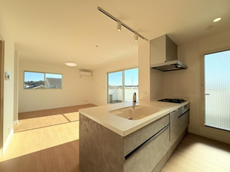 �_�ސ쌧���l�s������{���̐V�z��ˌ��ẴL�b�`��