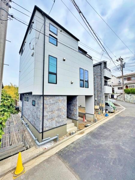 �_�ސ쌧���l�s�����x����1���ڂ̐V�z��ˌ��Ă̑O�ʓ��H�܂ތ��n�ʐ^