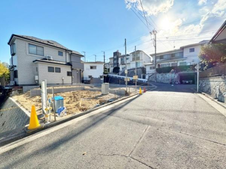 �_�ސ쌧���l�s�����x����1���ڂ̐V�z��ˌ��Ă̑O�ʓ��H�܂ތ��n�ʐ^