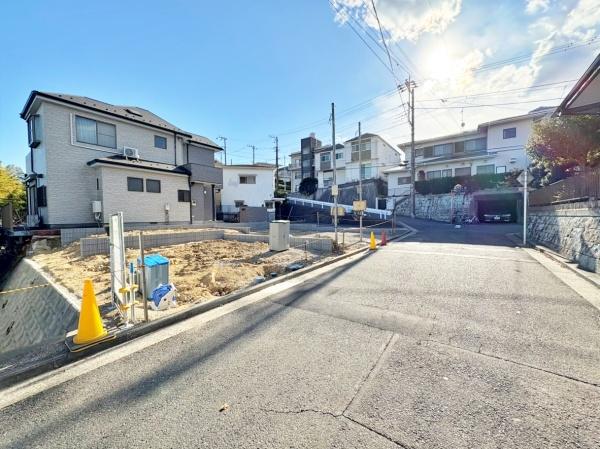 �_�ސ쌧���l�s�����x����1���ڂ̐V�z��ˌ��Ă̑O�ʓ��H�܂ތ��n�ʐ^