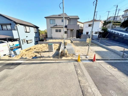 �_�ސ쌧���l�s�����x����1���ڂ̐V�z��ˌ��Ă̑O�ʓ��H�܂ތ��n�ʐ^